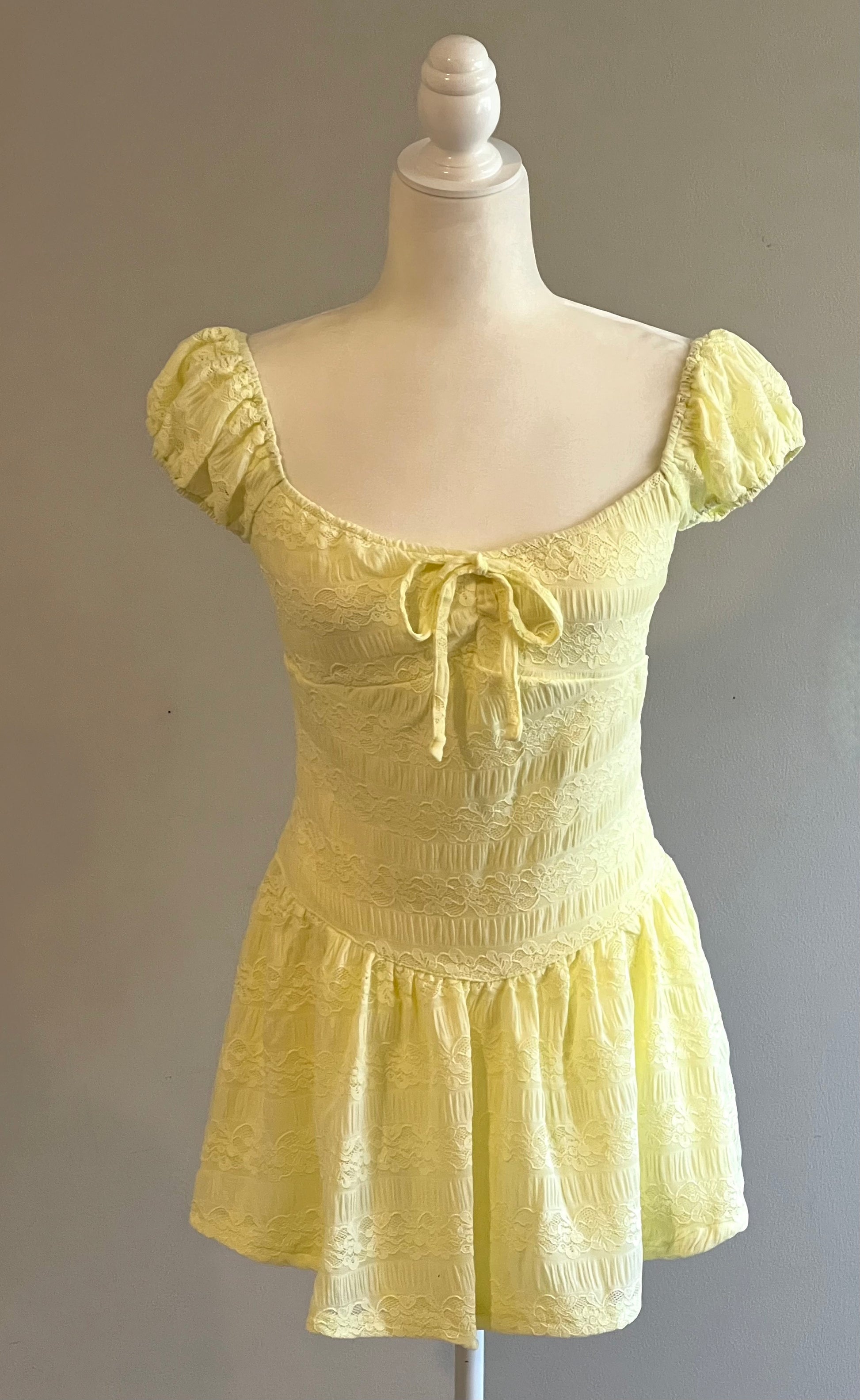 YELLOW LACE MINI DRESS M YELLOW LACE MINI DRESS M